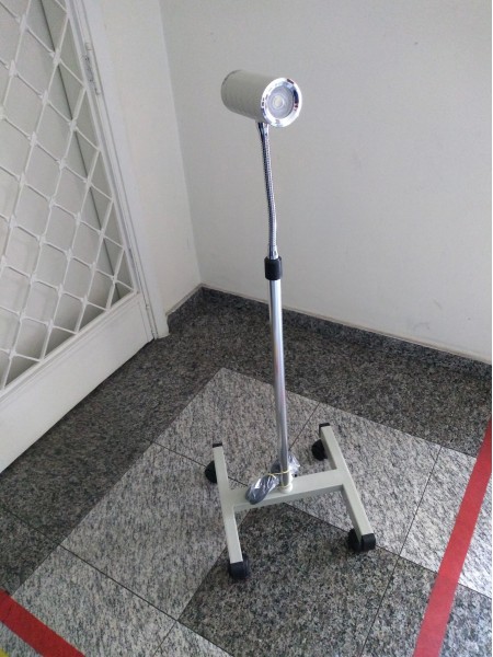 Foco clinico portatil de led com rodizios Mikatos r$ 370,00